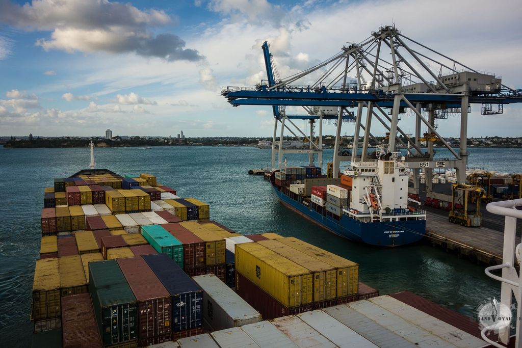 Le Buxstar larguant les amarres du port d'Auckland.