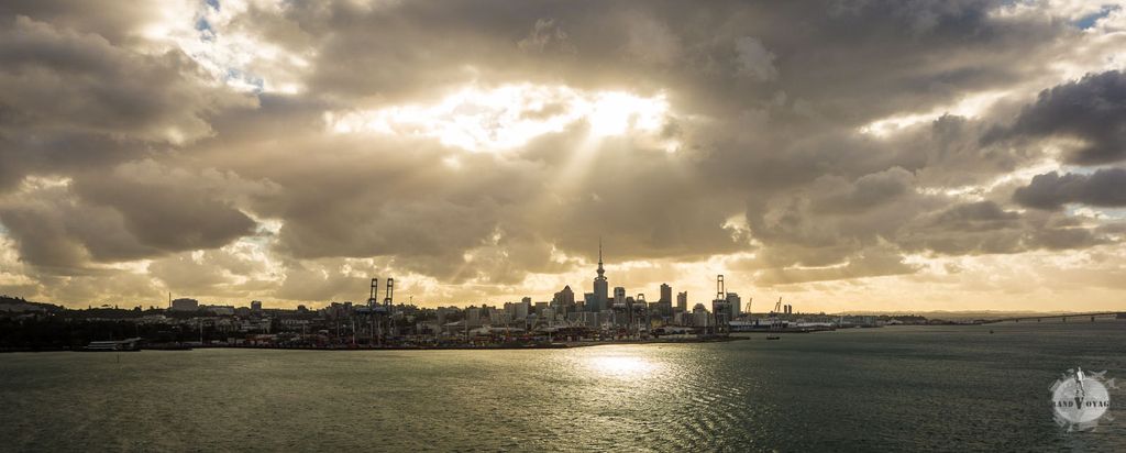 On laisse derrière nous la ville au soleil couchant. Bye, bye New Zealand !