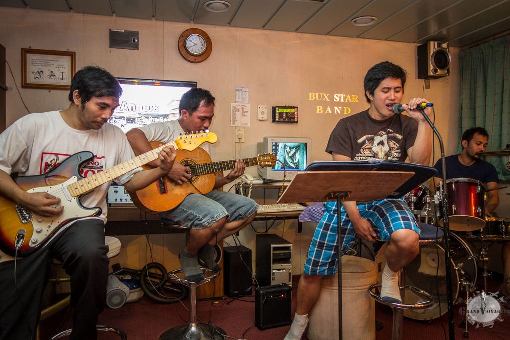 Le Buxstar Band fait son show. Derrière, on aperçoit l'écran sur lequel des karaokés tournent en boucle.