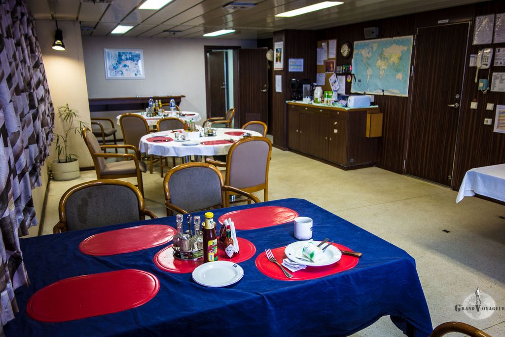 La salle du mess des officiers, j'ai déplacé mes couverts pour leur faire face 😅