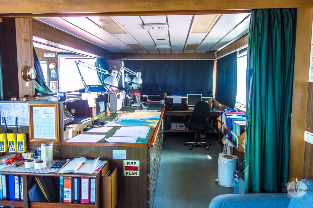 La salle de navigation avec ses cartes et toute la paperasse.