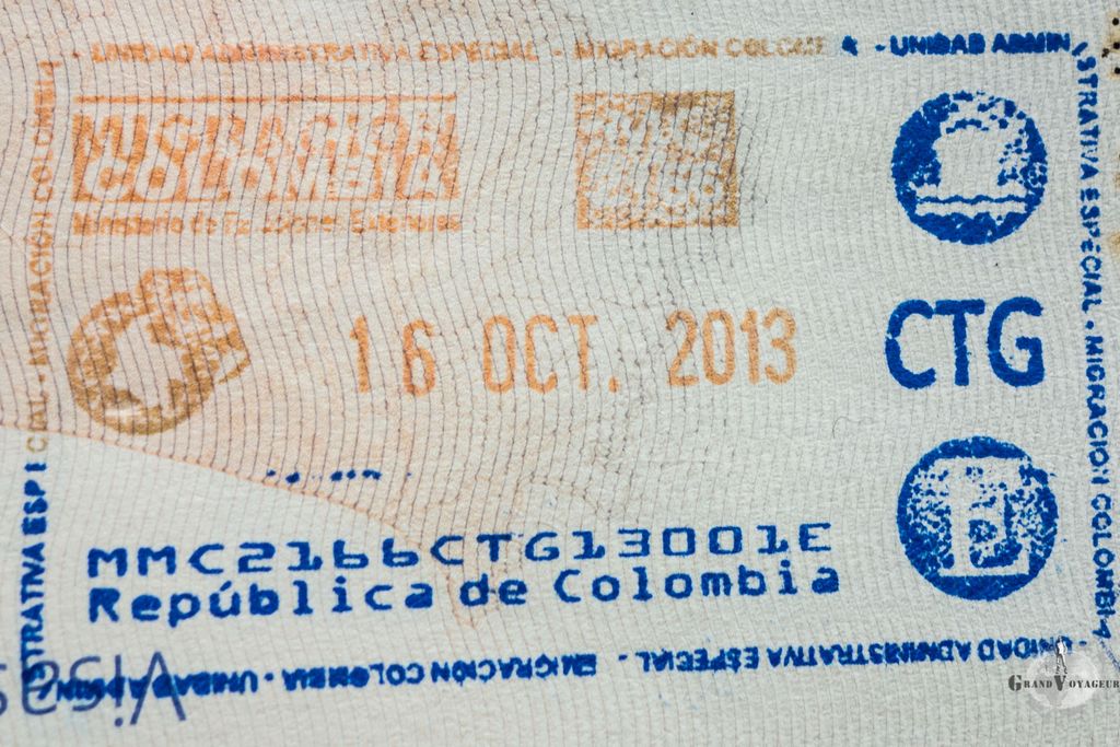 Tampon de sortie de Colombie. Notez le petit bateau dans le coin supérieur droit. Tampon de sortie de Colombie. Notez le petit bateau dans le coin supérieur droit.