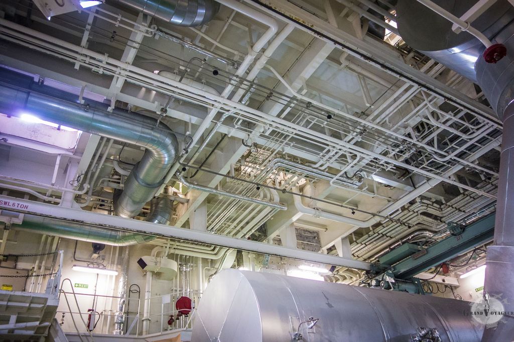 Au plafond, des tuyaux courent dans tous les sens. Je n'aimerais pas être le plombier ou l'électricien de service si l'un d'eux venait à être défectueux.