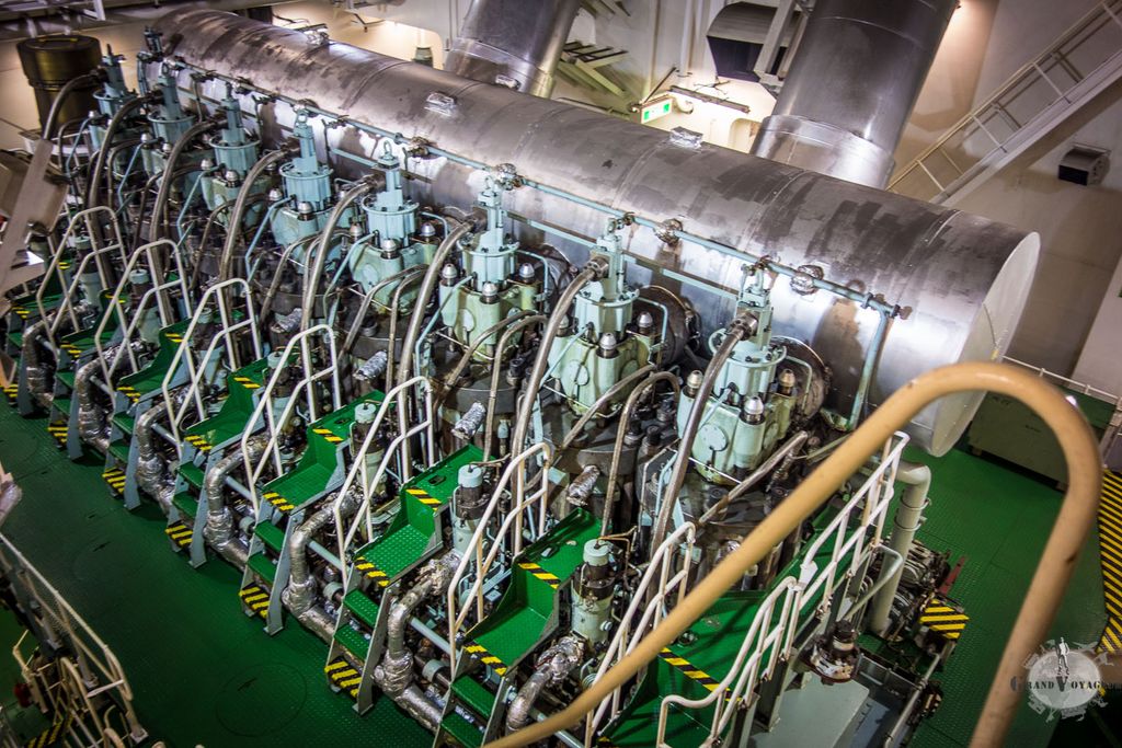 Le moteur principal et ses 8 pistons. Pas facile à rendre compte de la taille du machin, mais il suffit de regarder les marches à taille "humaine" en jaune pour se rendre mieux compte. Et le bruit est infernal.