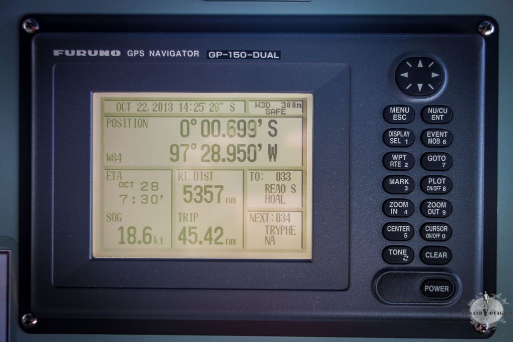 Comme l'indique le relevé GPS en salle des machines, nous venons juste de passer l'équateur.
