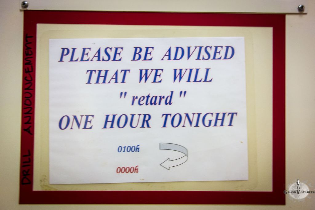 Le message est très compréhensible en franglais. Mais il se trouve qu'en anglais "retard" signifie attardé (en parlant de quelqu'un)...