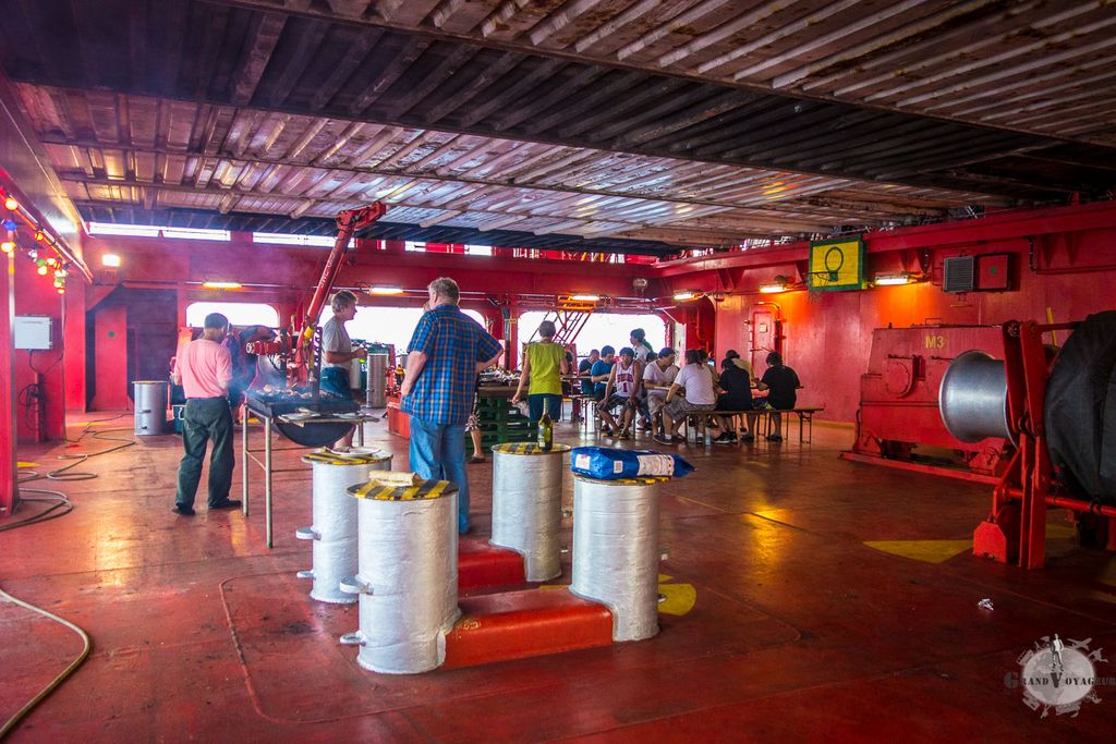 Au milieu des grues et sous les containers, on improvise un espace Barbecue.