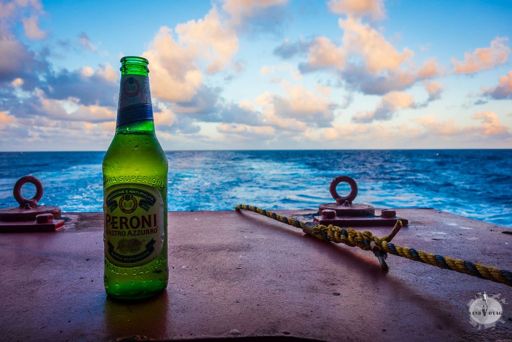 On n'est pas mal, finalement, à l'arrière, par cette chaude soirée sous les tropiques.