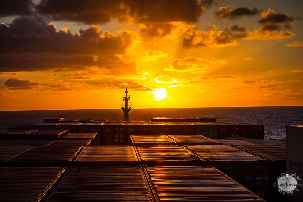 La mère de tous les couchers de soleil se présente à nous sur le Pacifique. La mère de tous les couchers de soleil se présente à nous sur le Pacifique.
