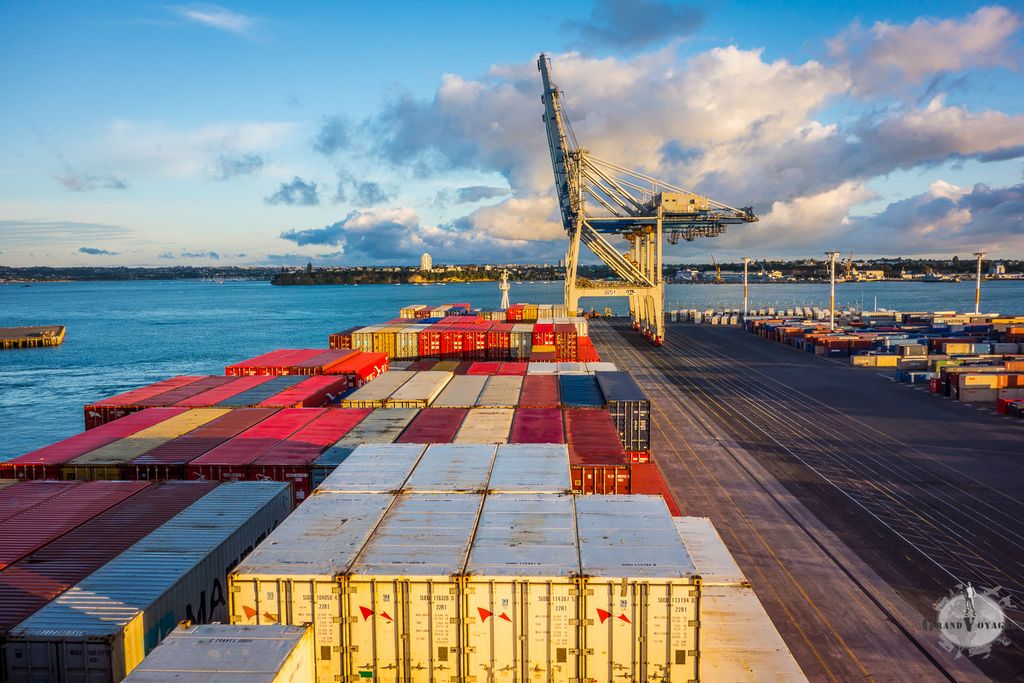 On est amarré. Le chargement/déchargement des containers va pouvoir démarrer. On est amarré. Le chargement/déchargement des containers va pouvoir démarrer.