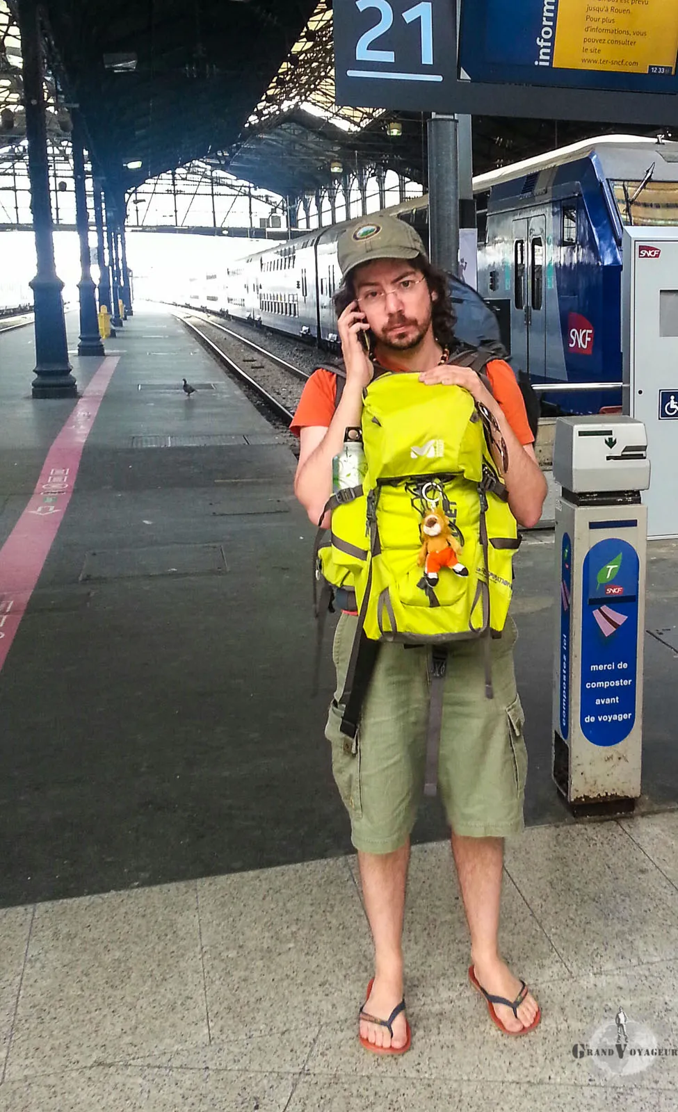 En voyage autour du monde, on se doit d'être auto porteur... Vous noterez, T-Chat (prononcer ti chat), la mascotte de l'expédition.