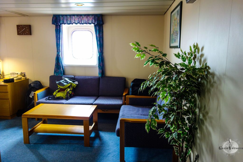 L'entrée de la cabine, avec sa vraie fausse plante verte en plastique