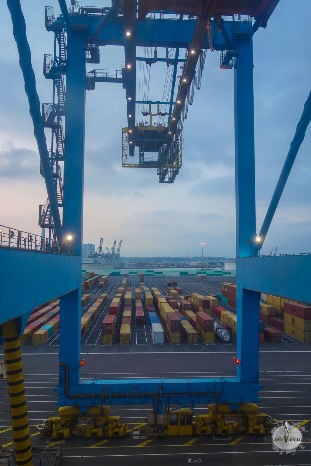 La grue de chargement lorsqu'elle passe à hauteur de ma fenêtre.