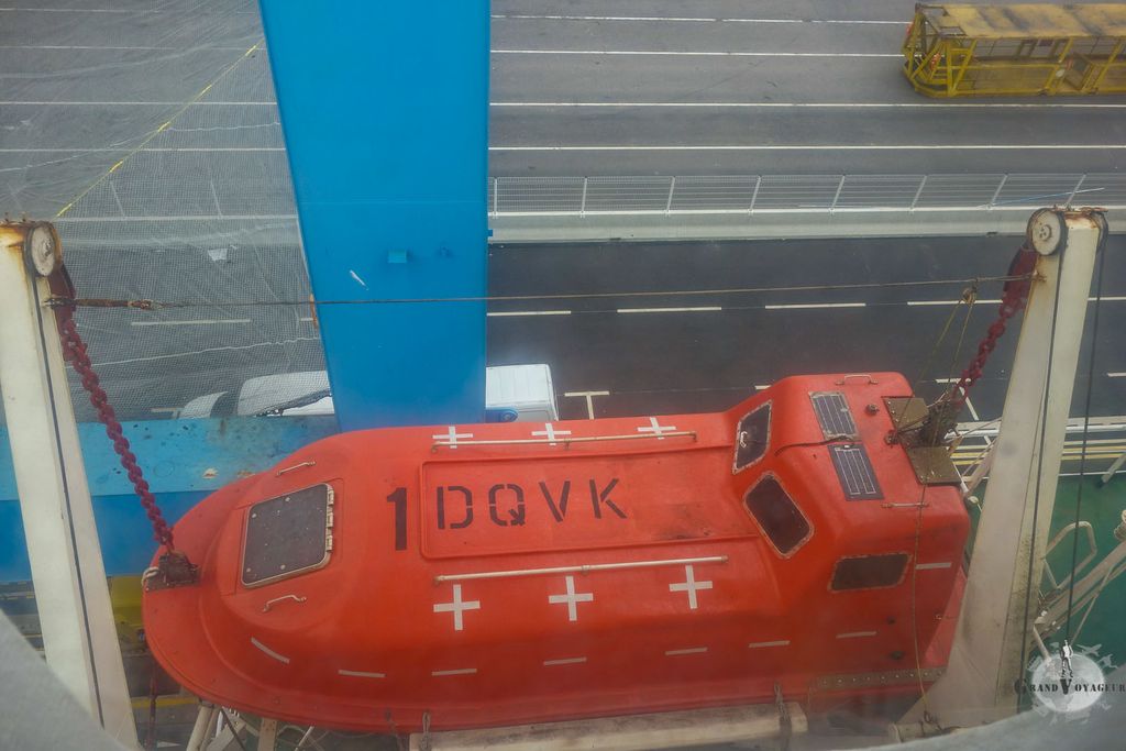 La vue depuis les fenêtres de droite. Au moins, si on coule, le bateau de sauvetage n'est pas loin.