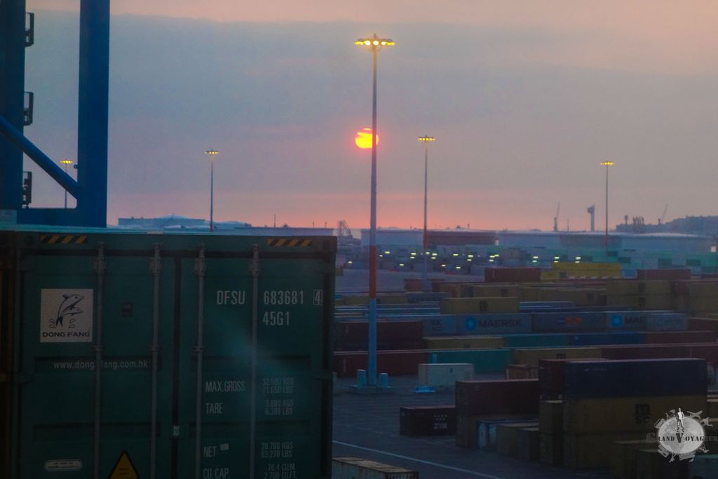 Que c'est bucolique un coucher de soleil dans un terminal maritime (Non).