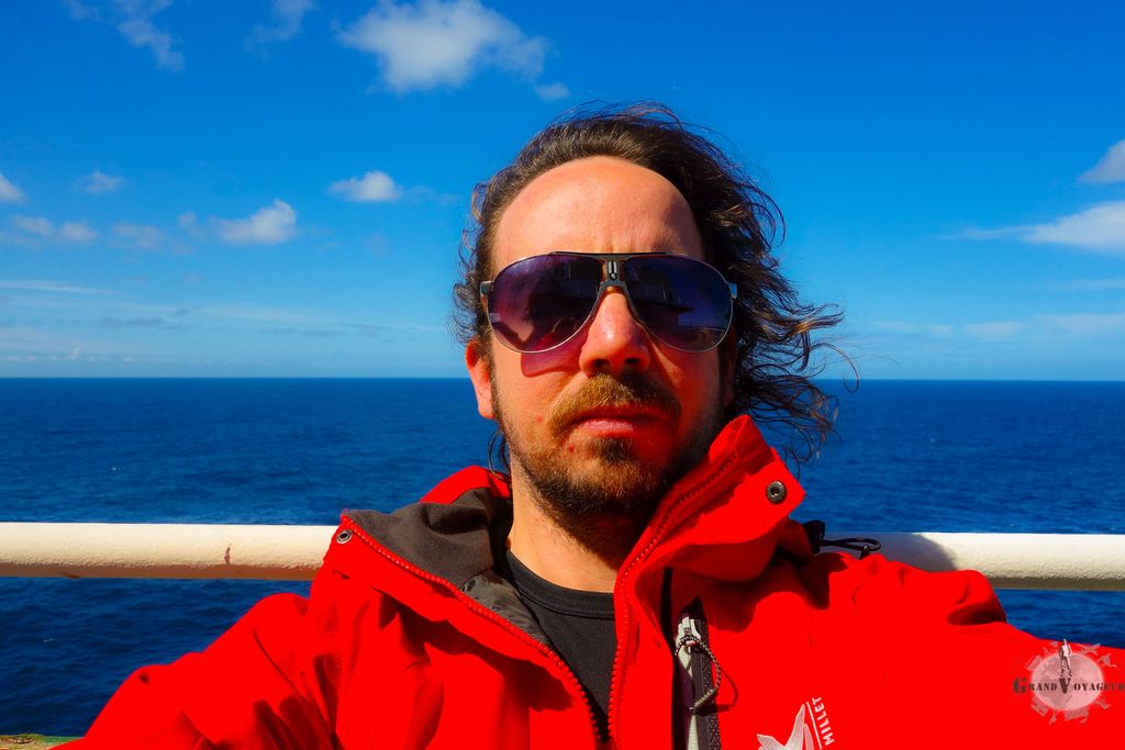 Même au milieu de l'Atlantique, il est important de toujours avoir l'attitude bôgoss-jme-la-pete-et-surtout-je-ne-souris-pas si je veux pourvoir toucher le jeune public