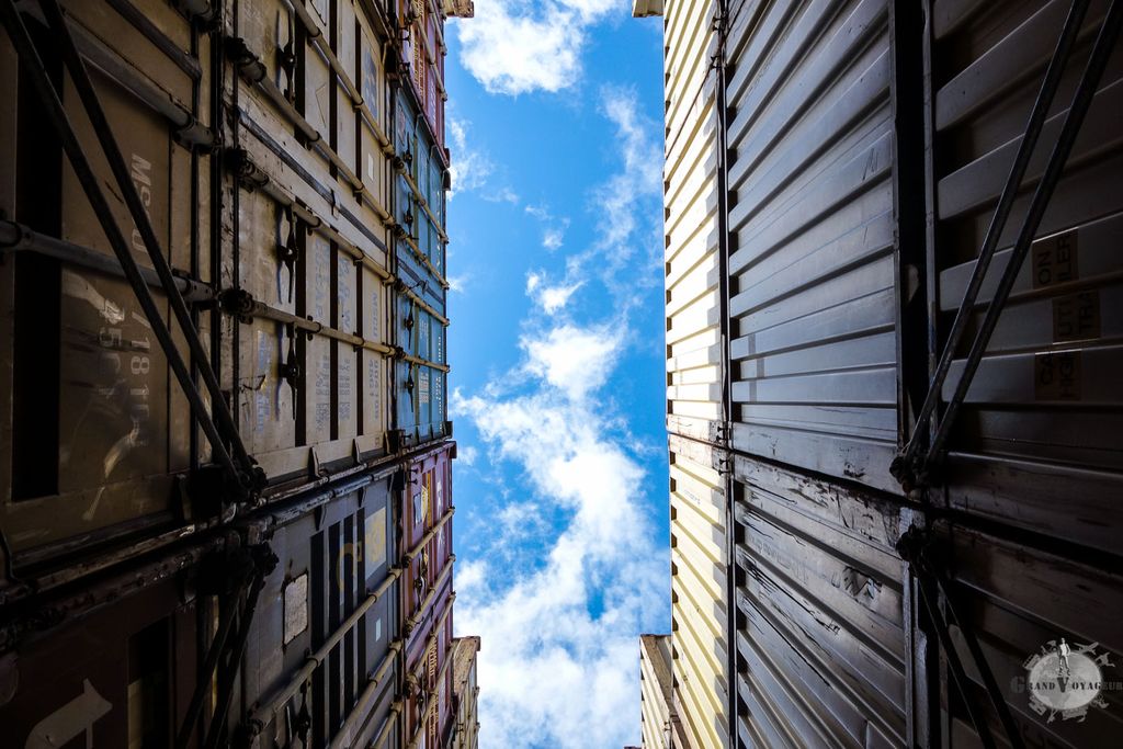 Au-dessus de la forêt de conteneurs, le ciel, toujours là.