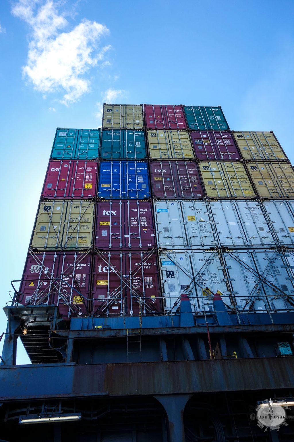 En proue, on observe les empilements de conteneurs. J'espère qu'ils les ont bien accrochés...