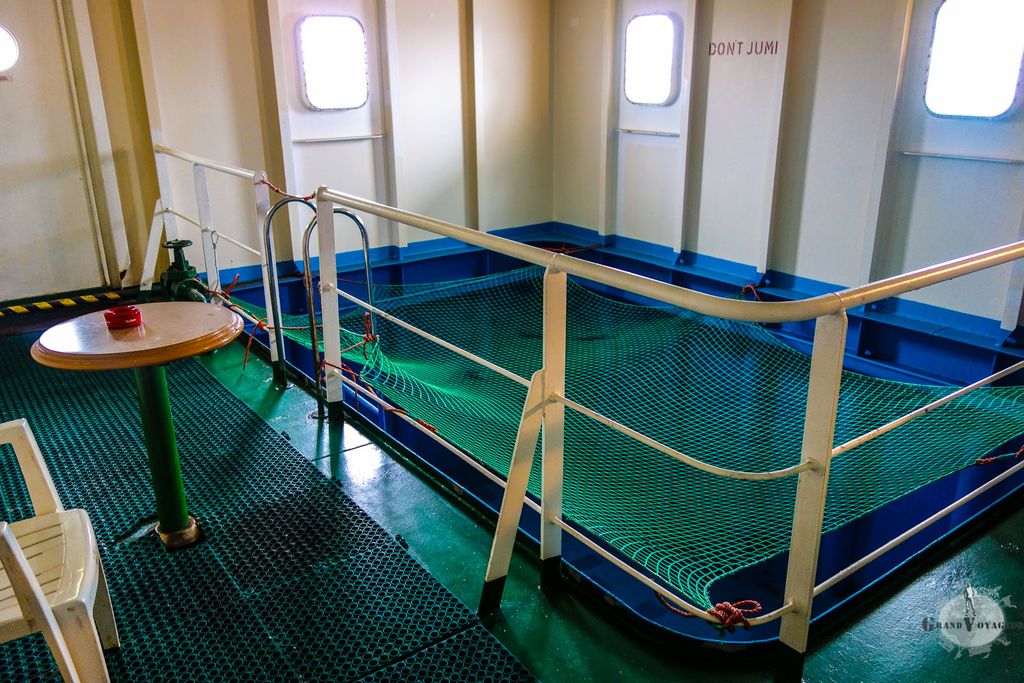 La piscine., vide. Pas de problème pour la remplir d'après le capitaine, mais l'eau n'est pas chauffée donc la température sera celle de l'Atlantique. Bof..