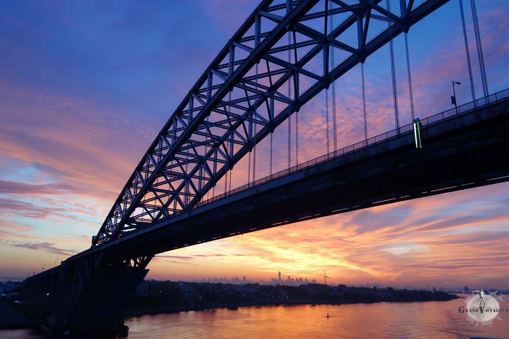 Les plus gros cargos ne peuvent passer sous le Bayonne Bridge qu'à marée basse. Les plus gros cargos ne peuvent passer sous le Bayonne Bridge qu'à marée basse.