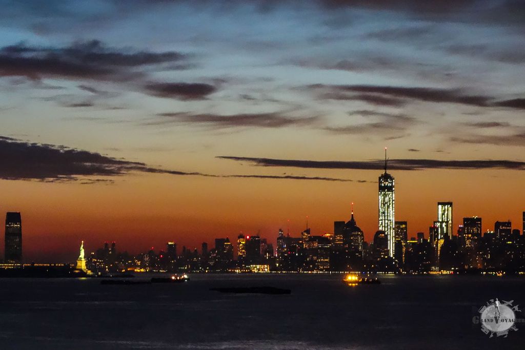 À gauche la statue de la liberté, décidément bien petite face au colosse de 540 m qu'est le nouveau One World Trade Center À gauche la statue de la liberté, décidément bien petite face au colosse de 540 m qu'est le nouveau One World Trade Center