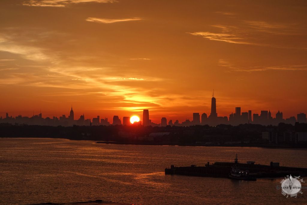 Le soleil se lève sur Manhattan. Le soleil se lève sur Manhattan.