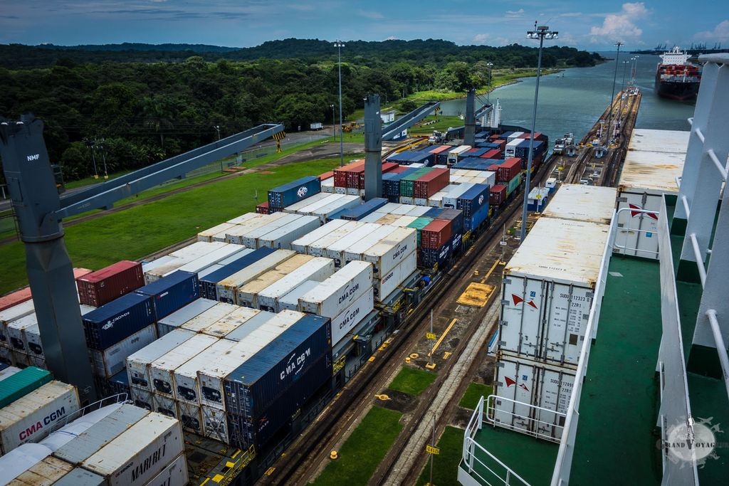 On est dans l'écluse ! Pendant que nous gravissons vers le lac, notre voisin de droite lui, descend. Et derrière, un autre cargo est déjà prêt à nous suivre.
