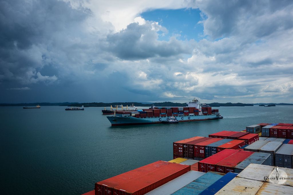 Dans le lac de Gatún, certains navires attendent leur tour.