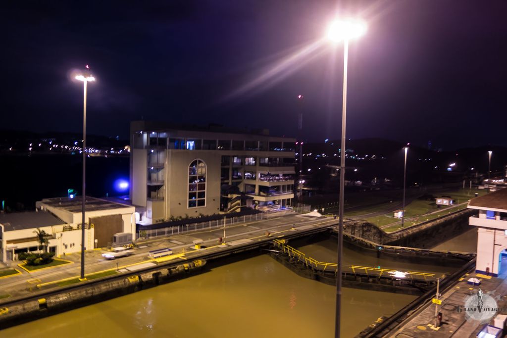 Le petit bâtiment gris est celui depuis lequel les touristes peuvent voir les navires passer. La vue est sympa mais pas terrible comparée à celle, imprenable, depuis un navire lui même.