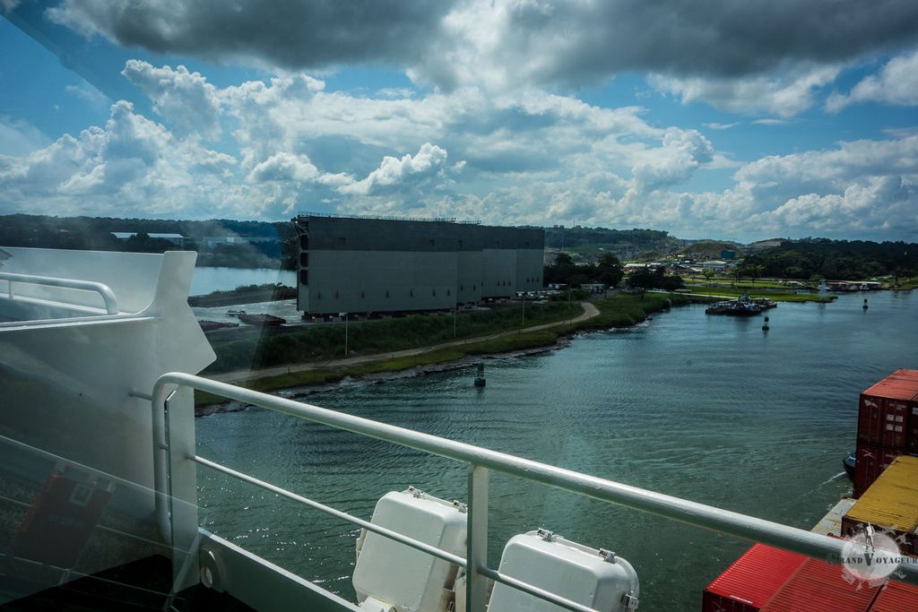 Sur les côtés sont entreposées les écluses géantes du futur Canal.