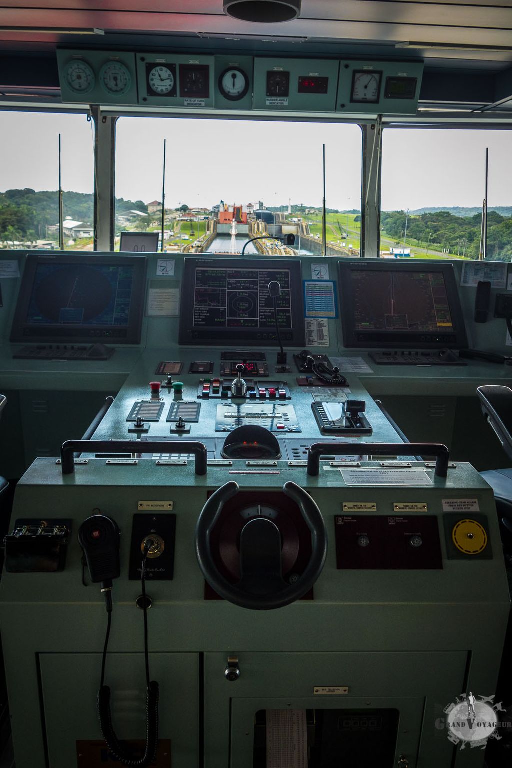 Le poste de commande principal est donc vide. On voit que les grandes roues d'un mètre de diamètre ne sont plus en vogue.