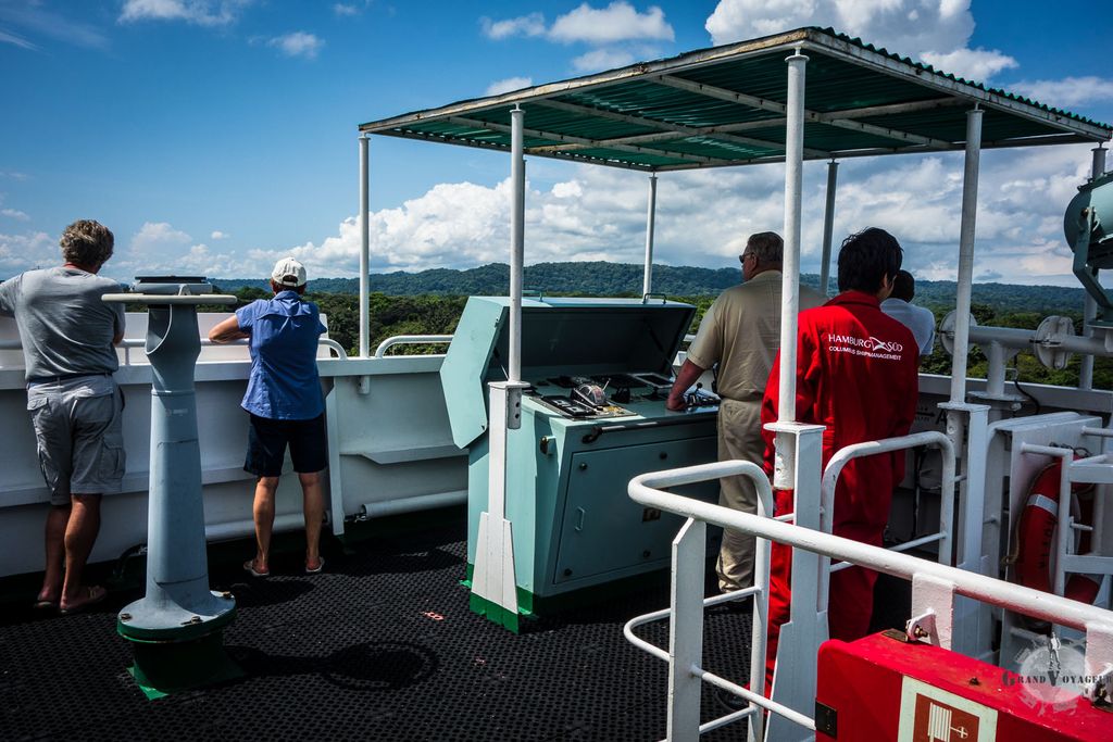 Le capitaine et le pilote commandent le bateau depuis le poste de commande déporté sur la droite du pont de navigation (il y en a un aussi sur la gauche).