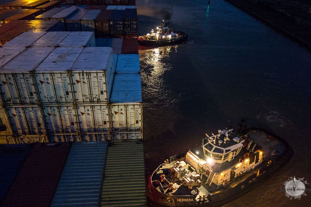 Et toujours des remorqueurs nous aident et nous poussent pour qu'on soit dans le bon alignement.