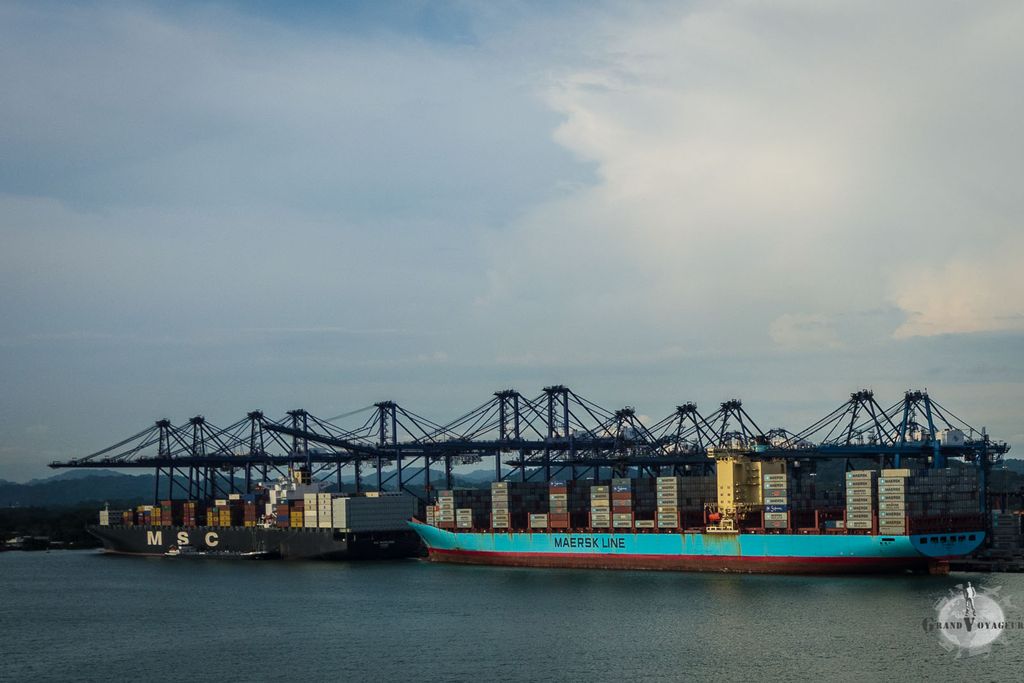 Le Maersk, dans le port de Balboa, est trop gros pour passer le Canal. Il décharge donc ses containers côté pacifique et ceux-ci seront transportés par train jusqu'à la côte Atlantique où un autre cargo les chargera (et vice-versa)