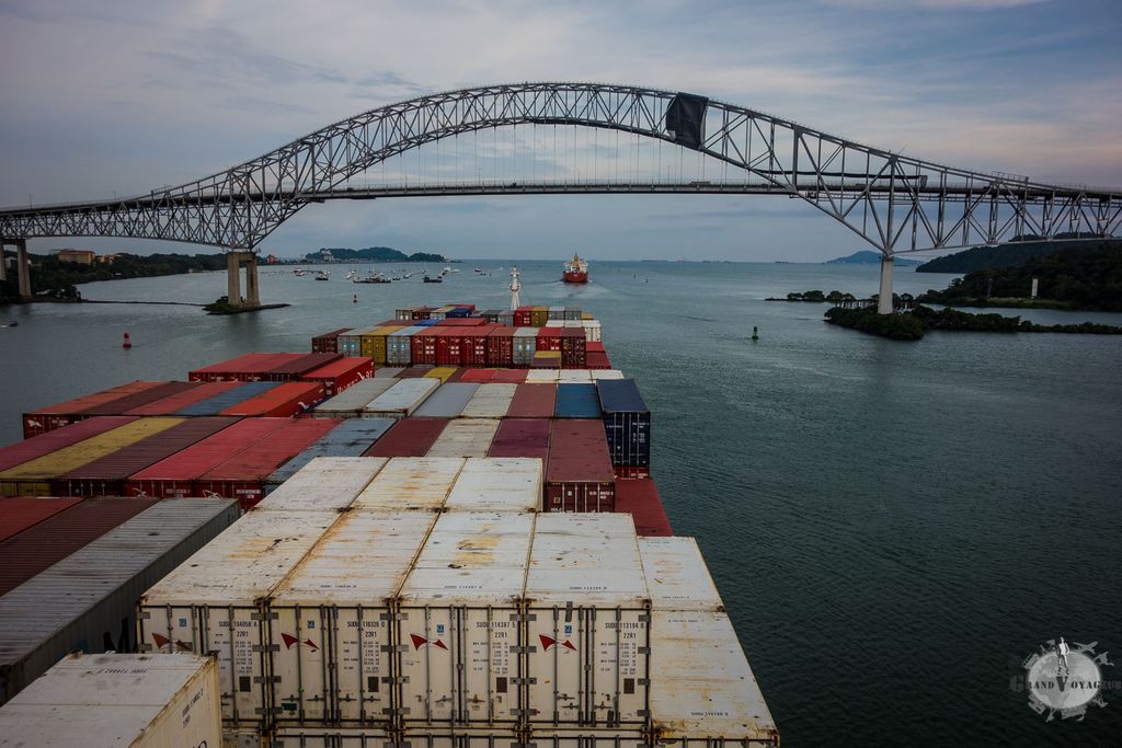 En quittant le port de Balboa, nous passons sous le Pont des Amériques, qui représente la jonction symbolique entre le continent Nord-américain et le continent Sud-américain.