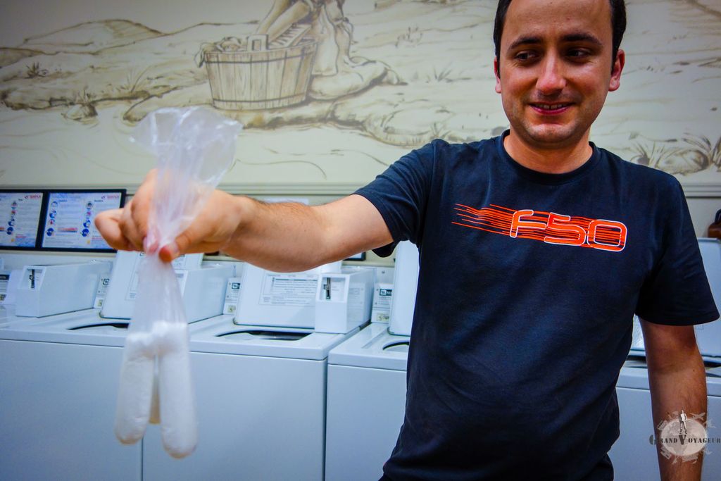 On nous donne de la poudre pour les machines à laver dans un gant en plastique. Le résultat est... suspect.  On nous donne de la poudre pour les machines à laver dans un gant en plastique. Le résultat est... suspect.