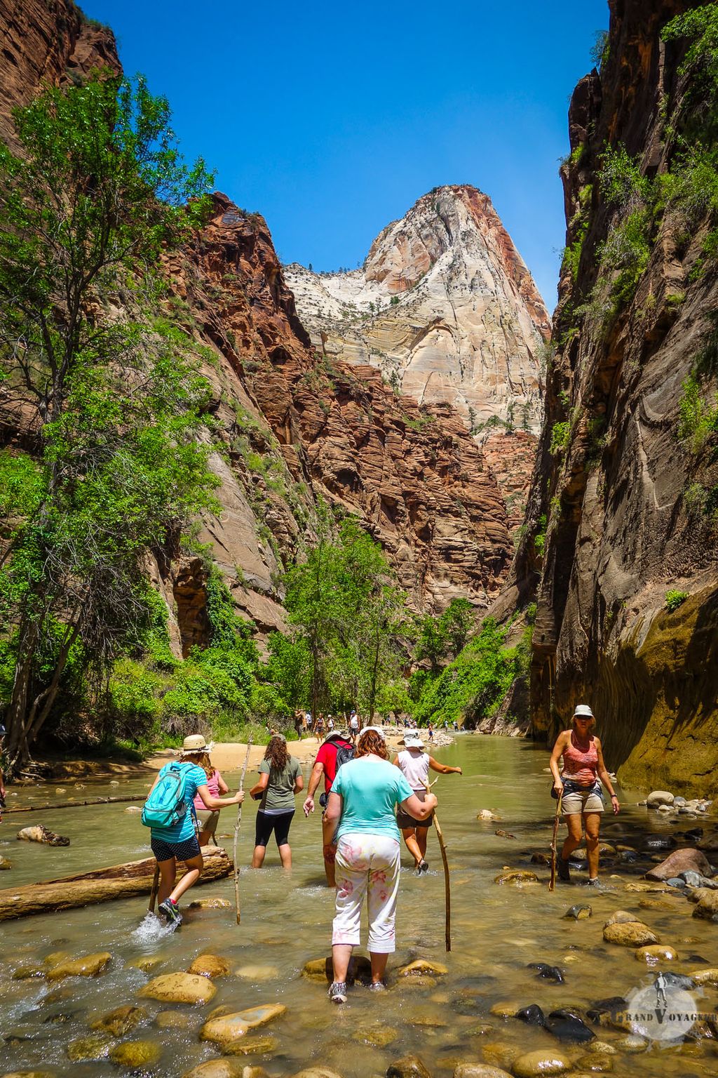 Si on veut continuer le chemin, c'est obligatoirement les pieds dans l'eau. Si on veut continuer le chemin, c'est obligatoirement les pieds dans l'eau.